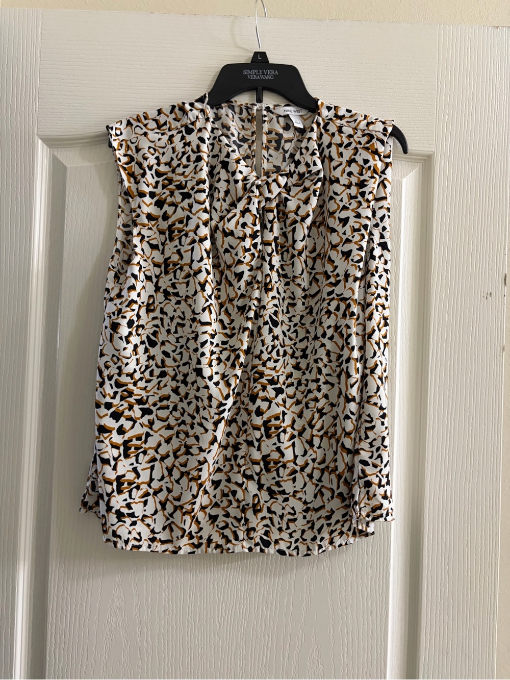 Nine West White Sleeveless Shell Top with Black & Brown Abstract Print